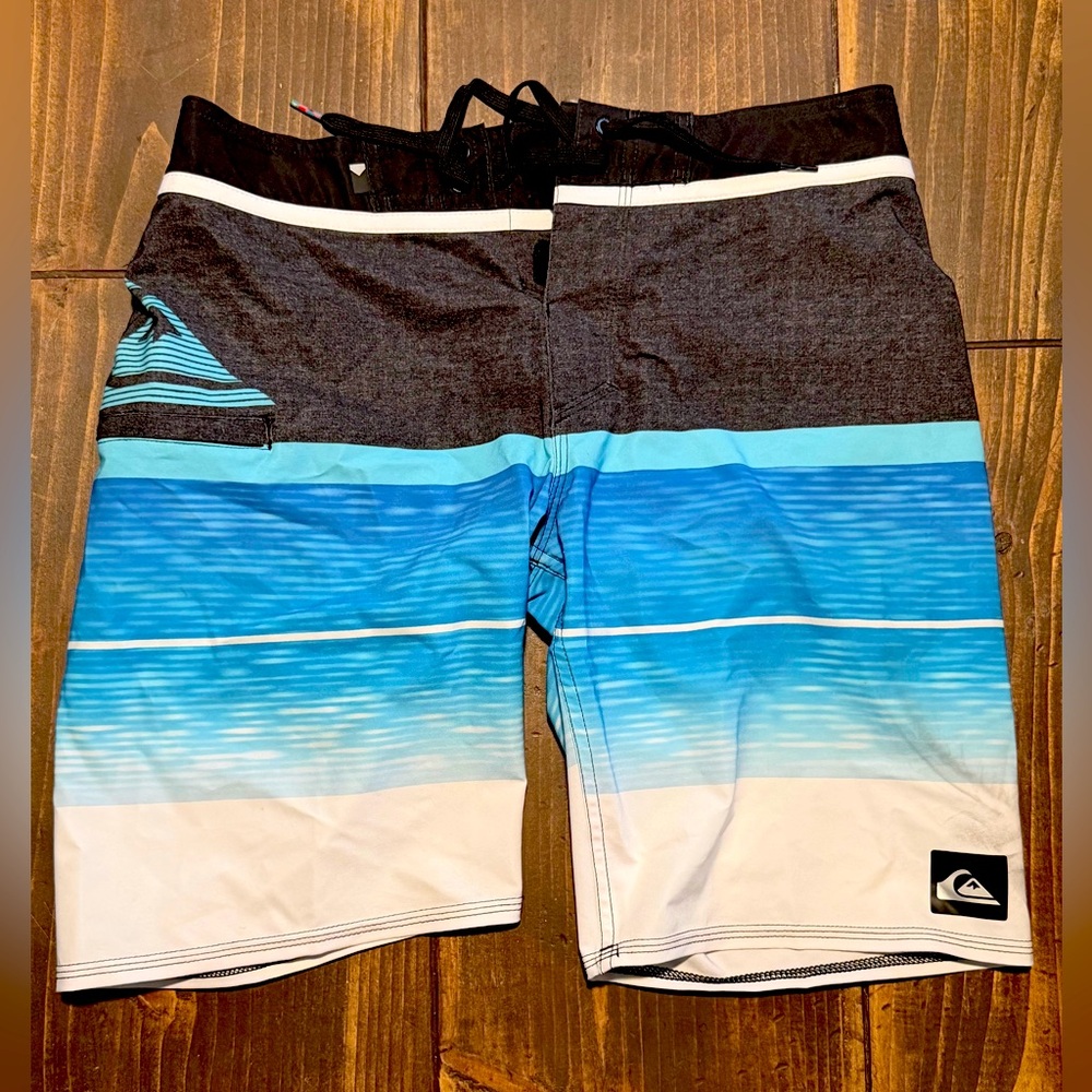 QUIKSILVER BOARDSHORTS SIZE 28